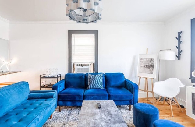 The Blue Sapphire: Modern & Stylish 2BR w/ 2 King Beds & Full Kitchen
