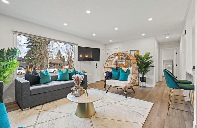 The Bluebird & The Nest | 10 Min DT | Free Parking | Upscale | Private Back Yard