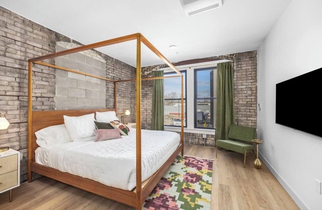 The BlueJay Vintage Suite - With Window