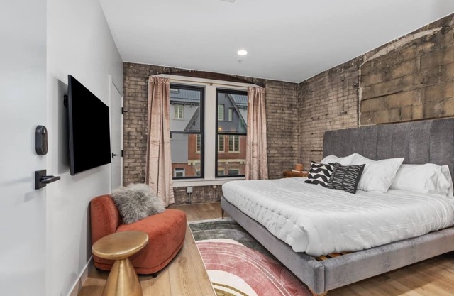 The BlueJay Vintage Suite - With Window