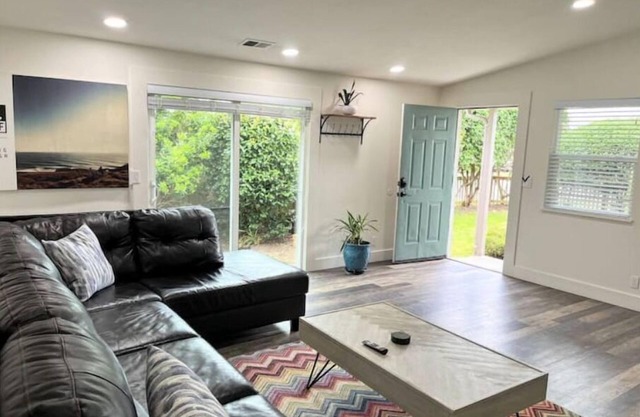 The Bluff House~Upgraded & Close to Town
