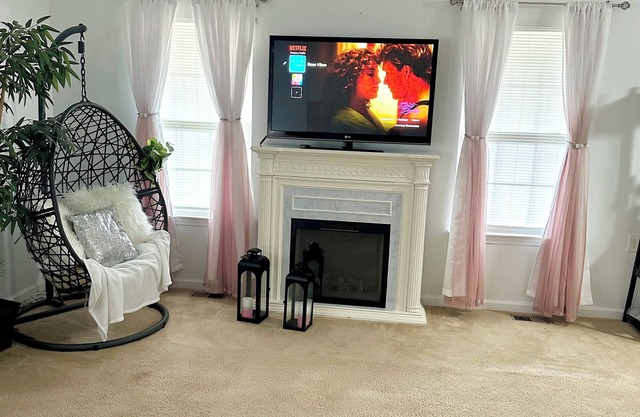 The Blush Boho Bungalow - 15 Miles from the Airport - 2br, 2 full bath with WiFi