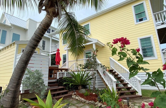The Boat House-a beautiful cottage in the Heart of Hope Town!