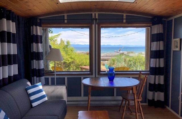 The Boathouse-Beachfront