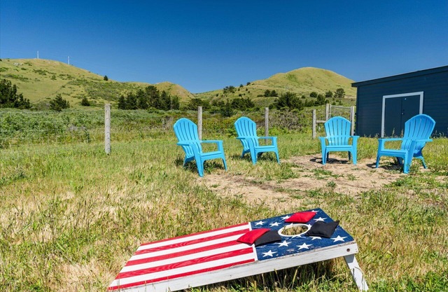 The Bodega House-Beach & Pastures!Enchanting Coastal Charmer! WiFi/Yard Games