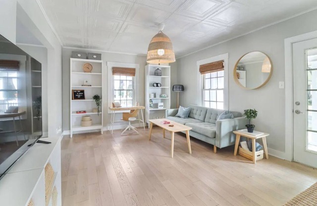 ~The Boho Vibe House~Hot Tub~Free Parking!