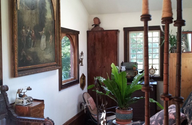 Die Bolinas Cottage-Just a Minit!