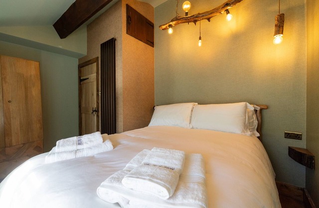 The Bolt Hole - Blending Original features & Modern luxury, 1 minute to beach