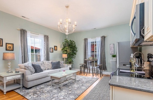 The Bons Amis Suite: Walk Downtown!