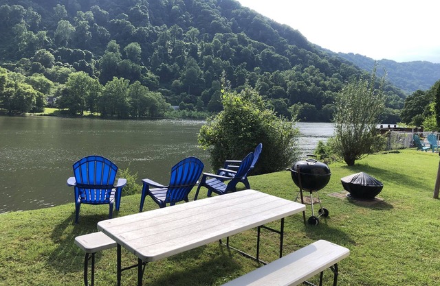 The Boomer: sky, river, and mtn your postage stamp for a week of relaxation!