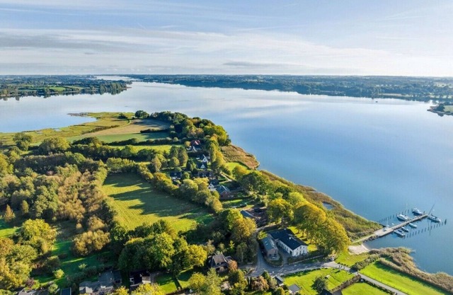 Im ruhigen Ulsnis befindet sich das „Bootshaus“ mit viel Natur ums Haus herum, gleich hinter der Remise am Fährhaus, dazu ein eigener Garten von ca. 1000m² , der sich aktuell noch in der Wachstumsphase befindet, Natur pur