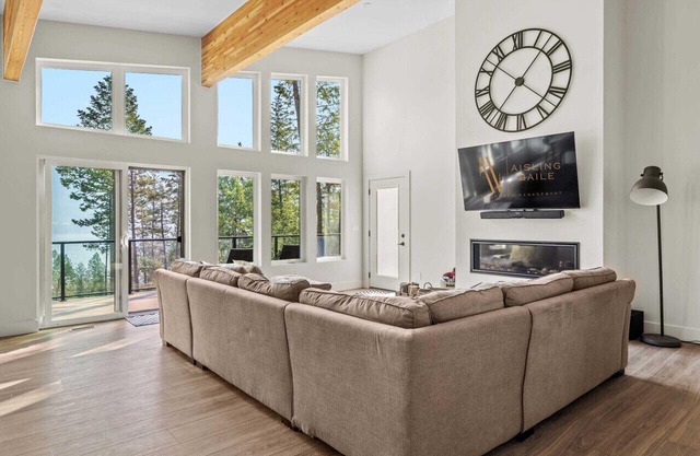 The Brae Cabin | Luxury | Lake Views | Large Deck