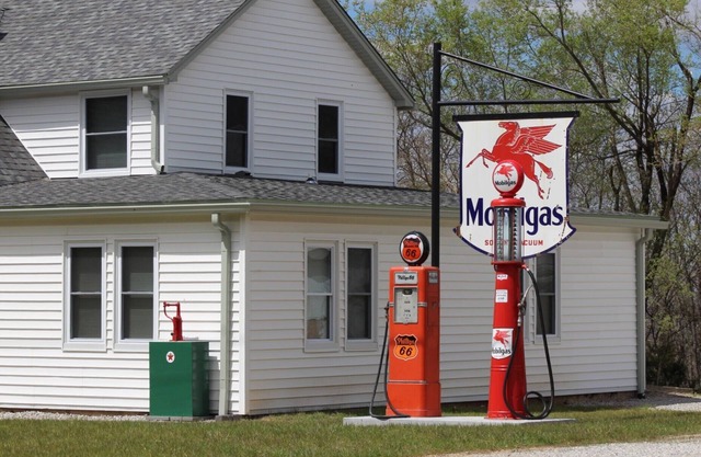 The Breeze-cozy, vintage charm with vintage gas pumps, deck and fire pit area!