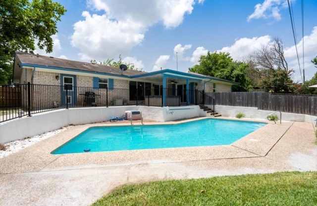The Breezy Blue View with hot tub and pool