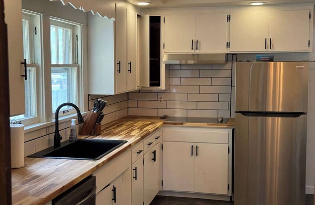 The Brewery House - Charming 3-Bedroom Home in Sidney- Best Location in Town