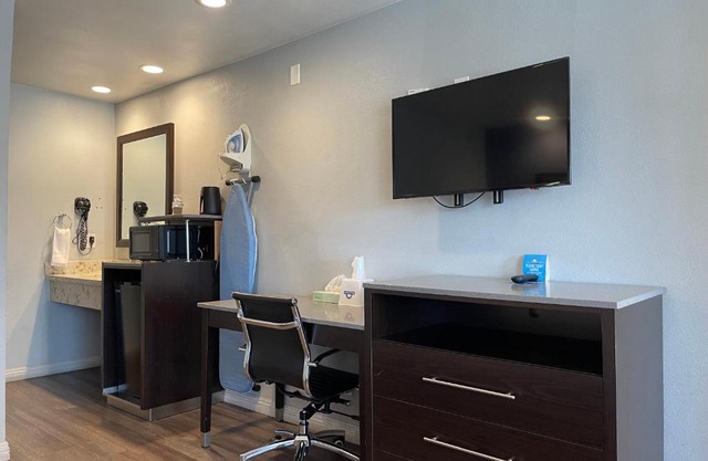 The Bridgepark Inn & Suites