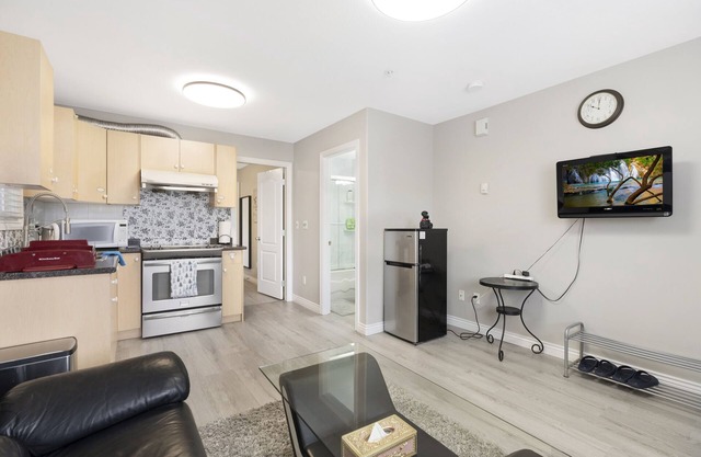 The Bright and Cozy Suite in Nice City - Vancouver!!!