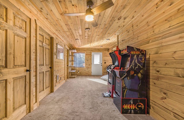 The Buffalo River House: Riverfront Luxury, Arcade Fun, Close to Yellowstone