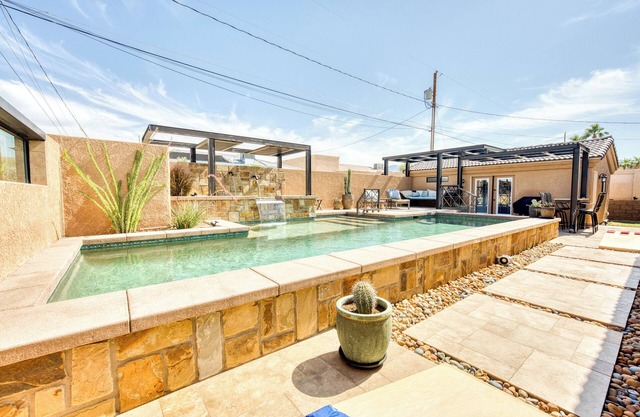 The Bullpen: Sleeps 21! Pool-Spa-Casita-Ample Parking