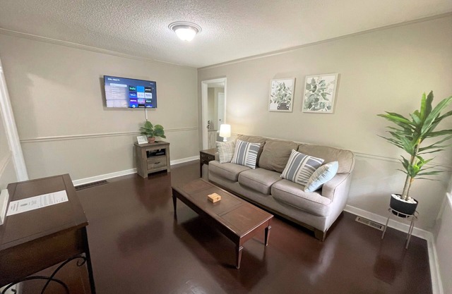Stay @ The Bungalow - Remodeled & 14 min. to DT