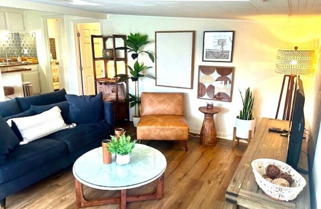 The Bungalow: charming 1-bedroom townhome near Newport Beach