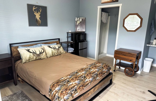 Soothing coyote-themed apartment with fitness room in Winston