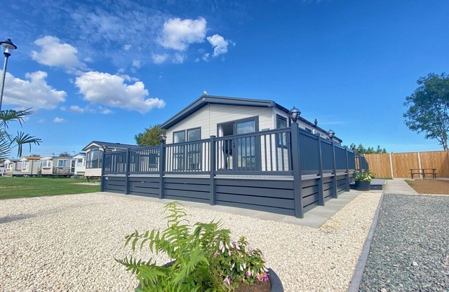 Buttercup-Deluxe-Lodge-Blick auf die Landschaft-Ensuite Dusche
