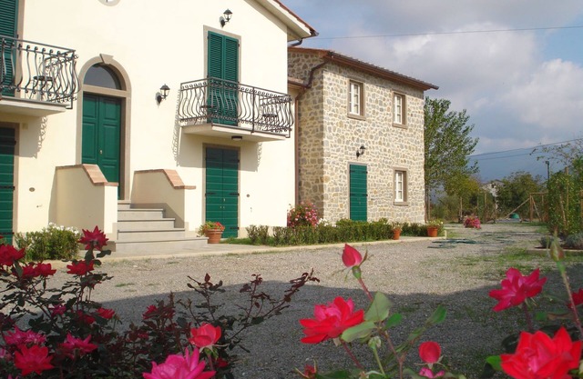 Die Casine Villa verfügt über sieben Apartments mit einem großen Pool, kostenlosem WLAN und Parkplätzen