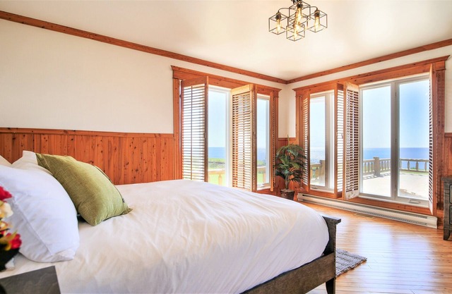 The Simeon ★ Upscale Interior on the Chaleur Bay