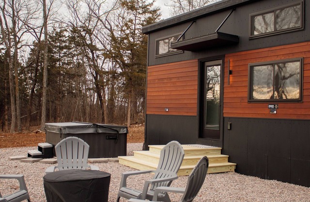 THE CAAMP. Gorgeous 2-bedroom tiny home. Very close to the Barn/Pebble Creek