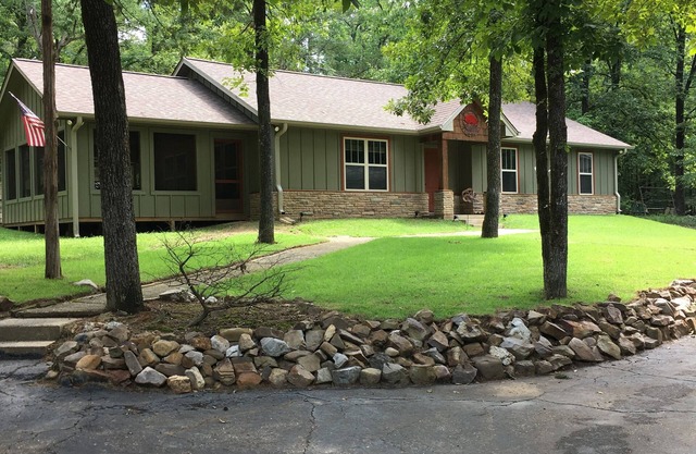 Die Kabine bei dünnem Dip Cove Lake Greeson, Arkansas