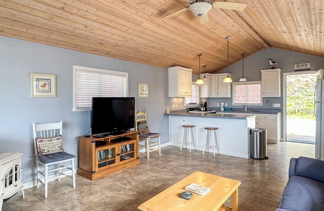 The Cabin - Cozy Salmon Creek beach cottage, big deck, great views.