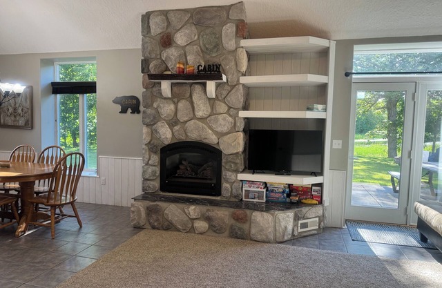 The Cabin: Fireplace RiverFront Pet Friendly Trails Dock