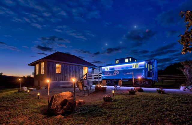 The Caboose | Mtn Views | Farm Animals + Fire Pit!