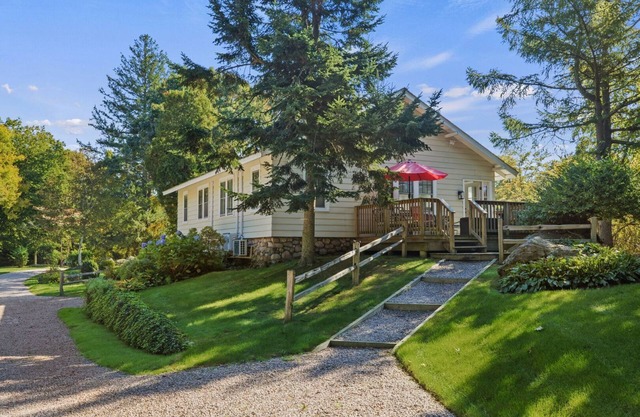 "The Caddyshack" Rustic & Cozy 5 bed 3 bath w/ charming grounds!