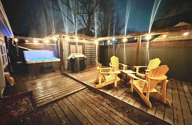 The Cambridge Cove! Hot tub & Outdoor Gas Firepit