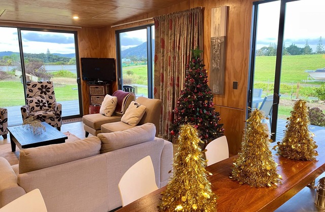 Raio Lodge, Pukenui. Modern und in sich geschlossen, offen geschnitten, für 2-6 Personen,