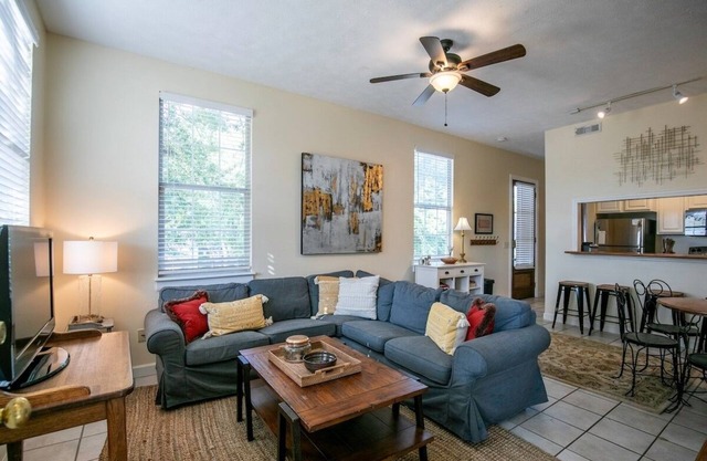 The Camp, 2BR Cozy Triplex by Velvet Ditch Villas