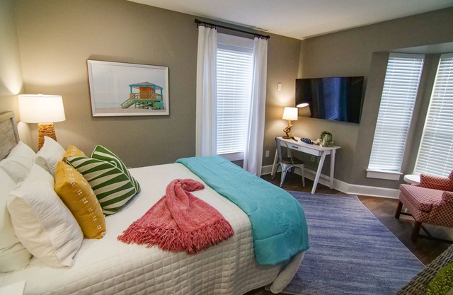 The Capitol Inn - Destin Room - Queen bed