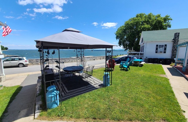 The Captains Rest- Amazing Veiws on Lake Champlain. Waterfront and historic