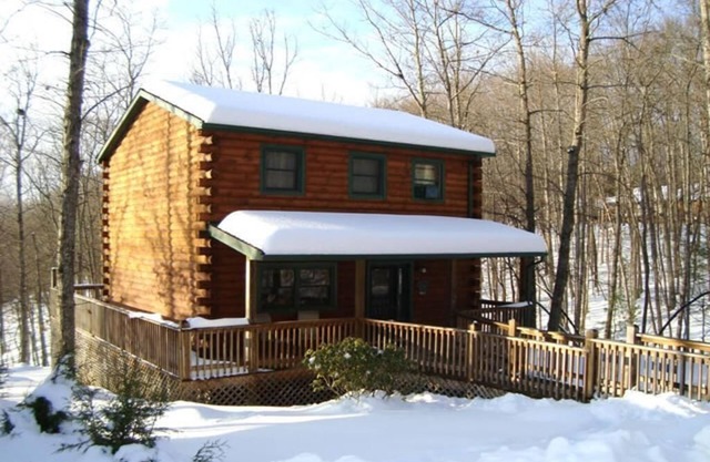 Das Kardinalblockhaus. Um Deck wickeln, Feuerstelle. Neben dem Pipestem Resort Park.