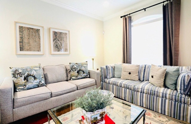 The Carl, 2BR Classic Charm by Velvet Ditch Villas