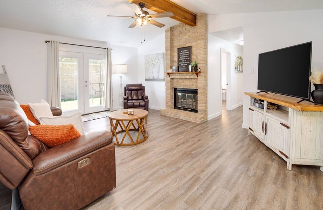 The Carr Corner-3 bedroom house in Bryan. Mid term & Long term rentals welcome
