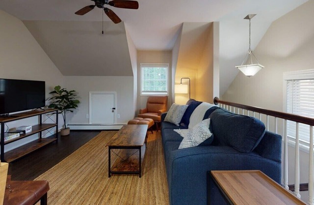 The Carriage House by Saratoga Stays +garage