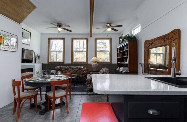 The Carriage House -2-bedroom house w/ Saltwater Heated Pool, WiFi, AC in Amenia
