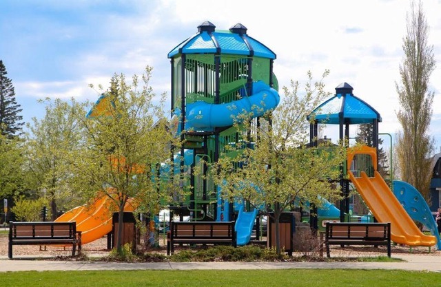Sylvan Lake Carriage House~Private Patio~Sleeps 4 Adults/2 Children