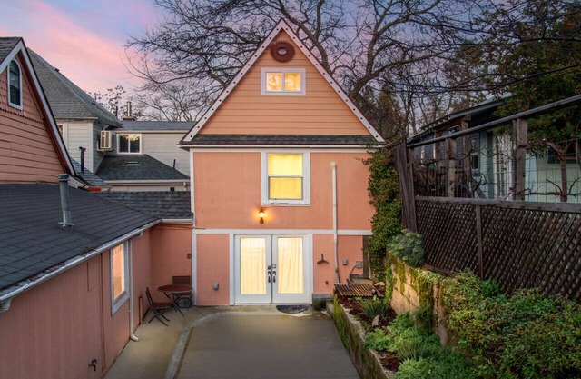 The Carriage House- Chic Treetop Loft & Hotub