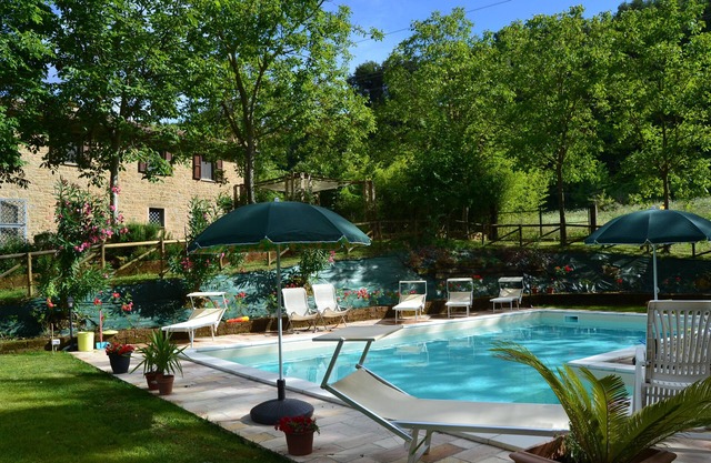 Bauernhaus mit Pool in den grünen Hügeln