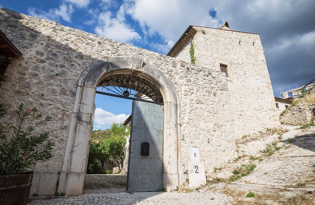 DAS CASTELLUCCIO Das kleine alte Schloss im Nationalpark der Abruzzen