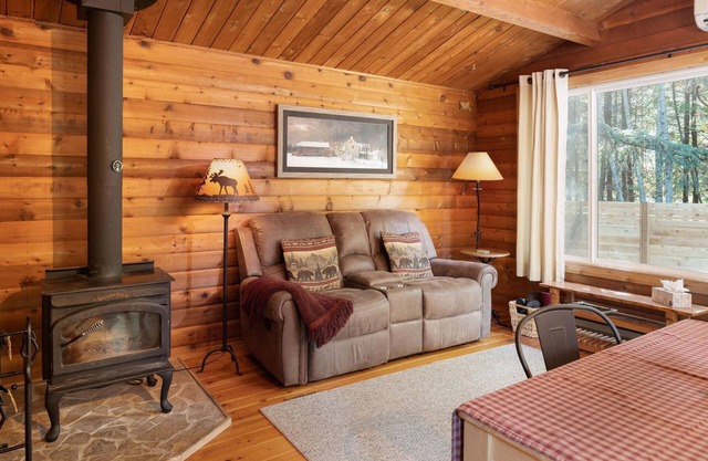Kabine-Eigenes Badezimmer-Traditionell-Blick auf den Wald-The Cedar Cabin